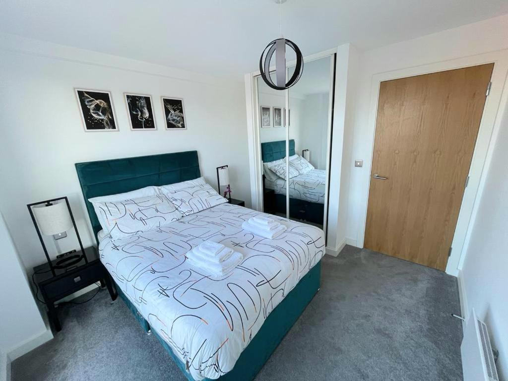 Apartamento Relaxing 1-Bed Flat In Salford With Street Parking Mánchester Exterior foto