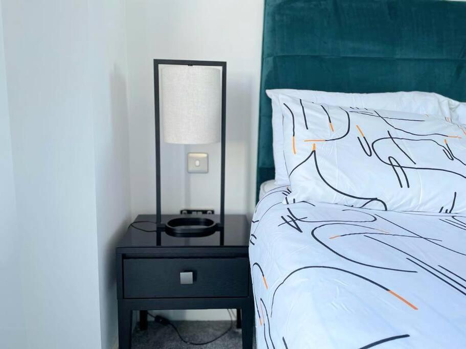 Apartamento Relaxing 1-Bed Flat In Salford With Street Parking Mánchester Exterior foto